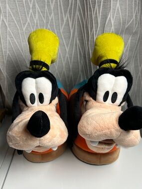 Disney Goofy Plush adult Slippers in Black, Yellow, Orange M/L